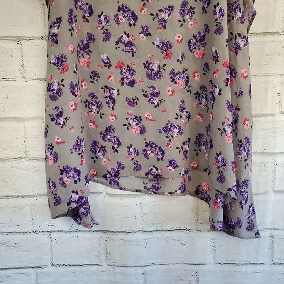 Torrid gray floral Semisheer blouse short sleeved - Picture 3 of 11